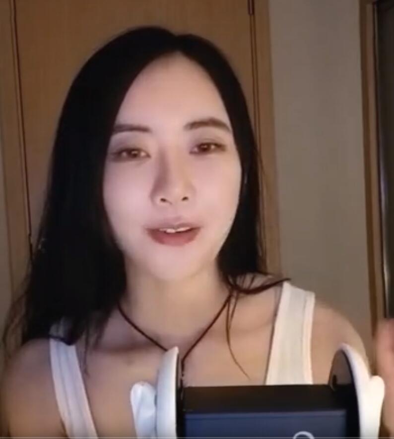 ASMR kiki瓜美味的口音 耳部吻和吻