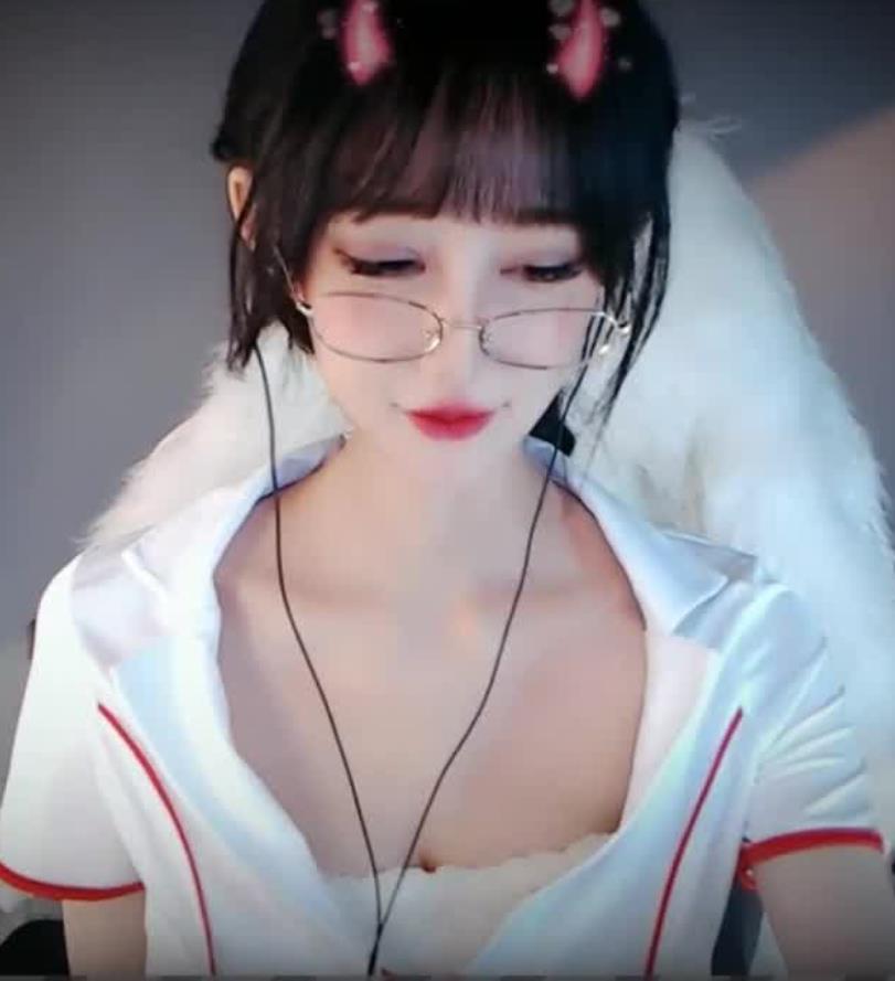 ASMR 耳朵按摩和清洁 – 张爱玲Aily