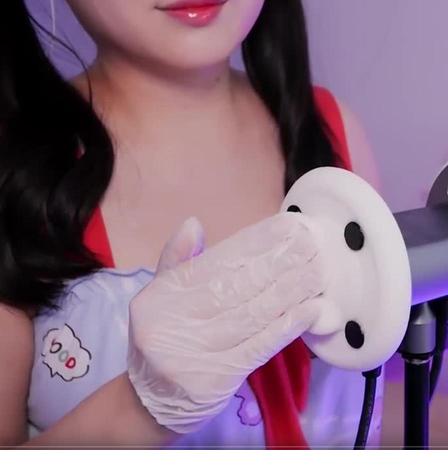 带乳胶手套的耳部按摩（不说话）