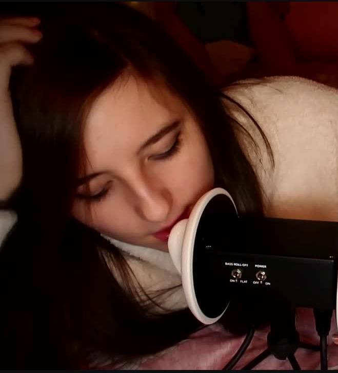 AftynRose ASMR – 床上贴身舔耳