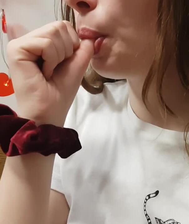 WetSchoolGirl – ASMR 湿吮拇指