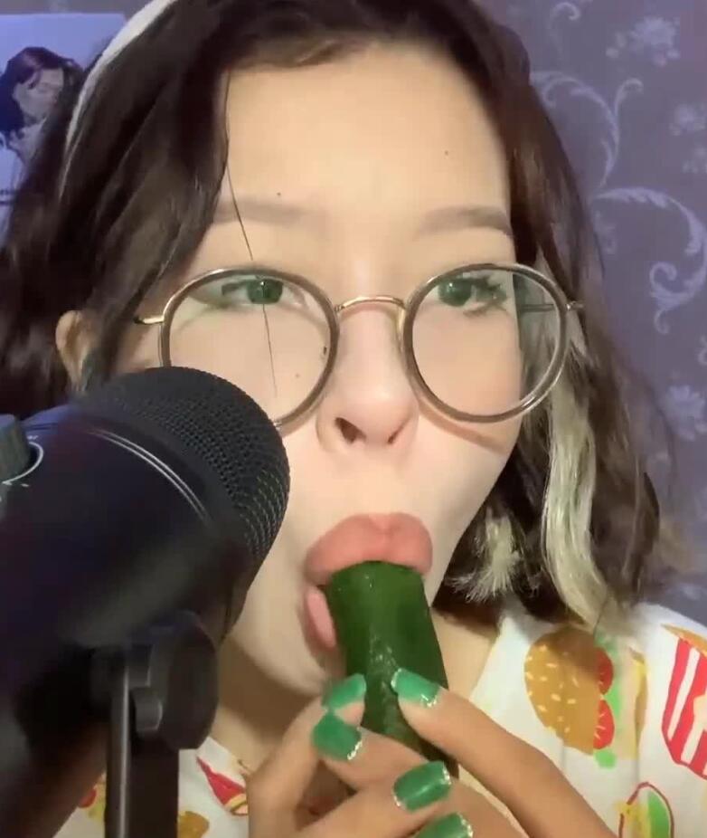 Lezzybunny 付费ASMR福利舔黄瓜