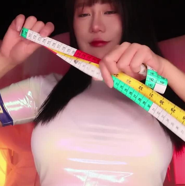 ASMR 辣妹在大腿上用嘴发出声音 POV 全身检查、测量和按摩