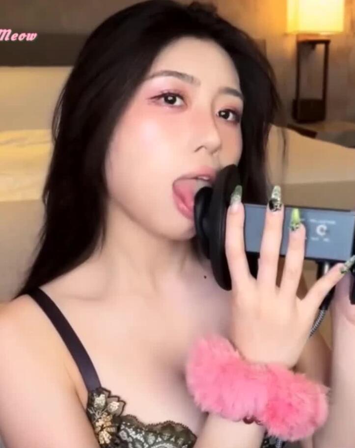 LonikaMeow ASMR福利 黑丝高跟舔耳.