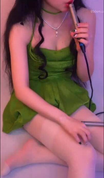小羊喵 8月小羊穿的一身绿，哥哥生活过得去