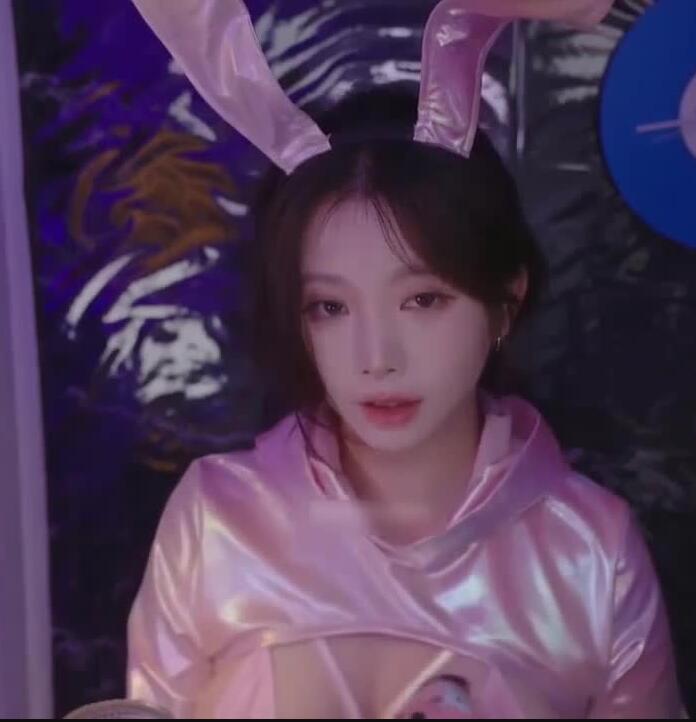 Yoonying ASMR给你带来安慰的调酒师兔女郎
