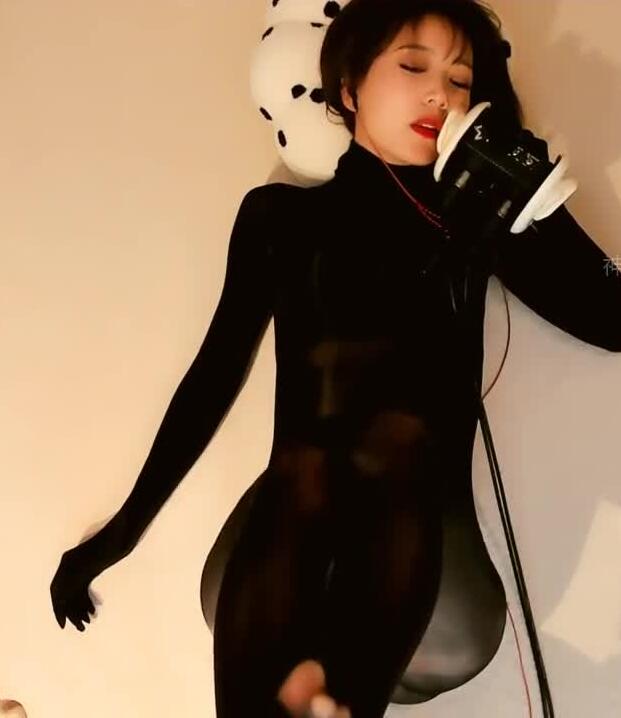 圈圈 穿连体丝的嫂子 虎牙一号十期