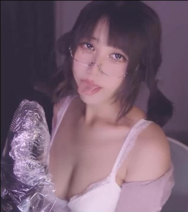左颜玉很下饭ASMR 双马尾白色上衣