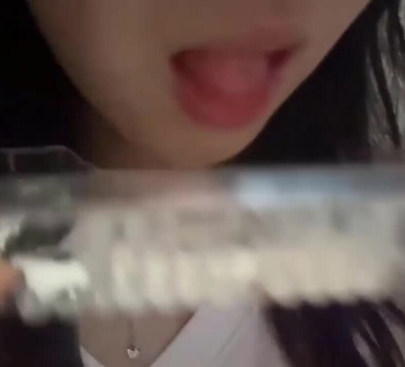 觉觉不困 舔酸奶