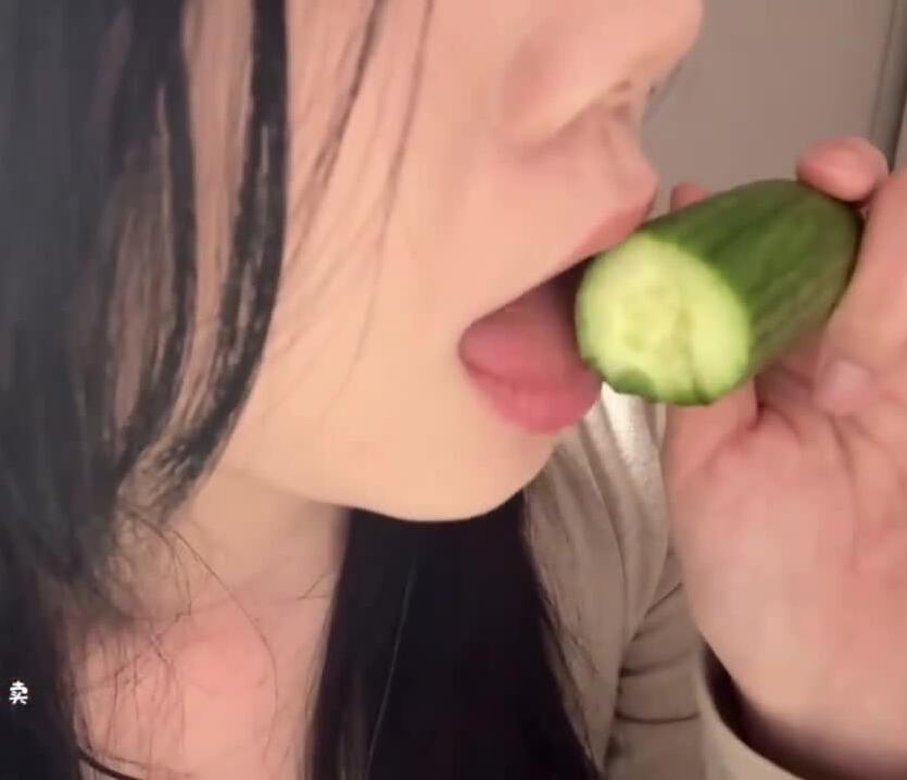 小诺眠绵甜吃黄瓜+一点.