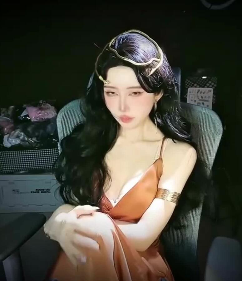 秋水20250501异域蛇女-异域风情蛇女の孔雀鱼近距离怼脸