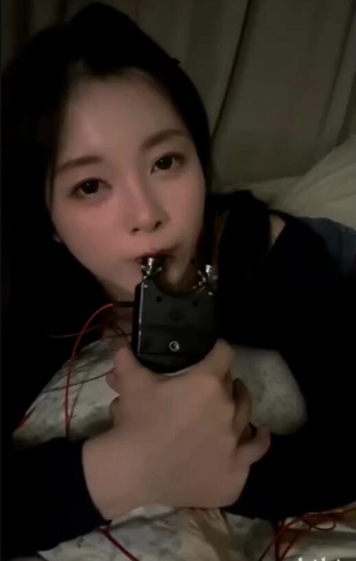 缇雅99+趴在你身边的呢喃……“手往哪放？嗯