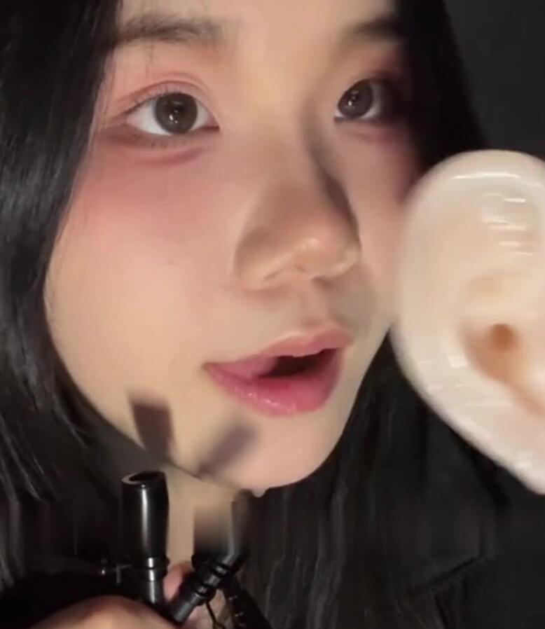 小诺眠绵 舔耳 无遮挡