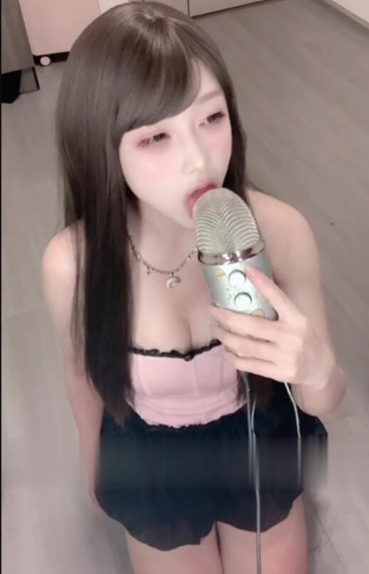 沛沛 甜麦克风 俯视视角